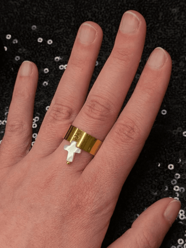 Bague breloque croix nacre 